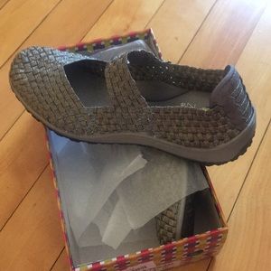 Stretch pull-on casual shoes